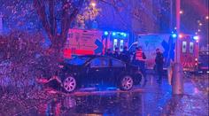 Řidič v Praze vjel autem na chodník. Srazil tam dva chodce