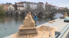 Písek se v Písku pod rukama umělců mění v sochy. Vznikají i kolosy