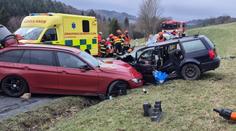 Vážná nehoda na Zlínsku: Jednoho řidiče museli z auta vyprostit hasiči
