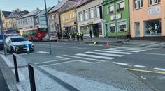 Opilý řidič ve Žďáru narazil do autobusu. Policisté mu zabavili řidičák