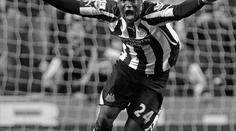 Smrt fotbalisty v Číně: Bývalá hvězda Newcastle zkolabovala