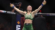 UFC má dva nové šampiony. V Las Vegas si i společně zatancovali