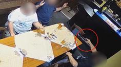 VIDEO: Barman zakázal štamgastovi kouřit, ten v hospodě 6x vystřelil!
