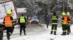 Sníh a ledovka komplikují dopravu v Česku! Policie radí nevyjíždět