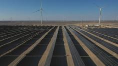 VIDEO: Když se poušť promění v energetický zdroj. Čína staví obří solární farmu