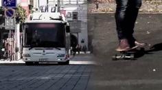 VIDEO: Muž hodil skateboard proti autobusu, v masce zůstala díra