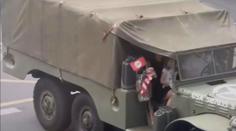 Před válečnými veterány mávali nacistickou vlajkou. Hrozí jim až tříleté vězení