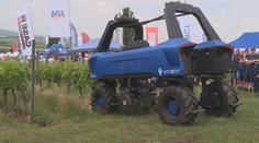 Dřinu a pot nahrazuje technika. Vinaři na Moravě testují robota