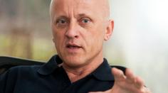 Známý lékař odmítá roušku a spálil ji: "Duševní stav mi nedovoluje ji nosit!"