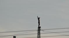 Proč? Ve Stochově u Kladna vylezl muž na sloup vysokého napětí a hrozil sebevraždou