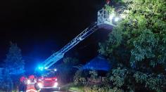 Tisíc výjezdů hasičů. Extrémní bouřky rvaly stromy, v Olešnici blesk zapálil dům