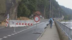 Ve Hřensku se uvolnila další skála. Řidiči hazardují se životem