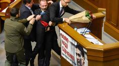 Premiéra chytil za ... rozkrok! Rvačka v ukrajinském parlamentu 