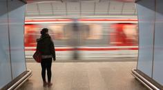 Záběry, ze kterých mrazí: Seniorka se srazila s mužem a spadla přímo pod metro