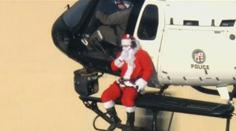 VIDEO: Santa vyměnil dopravní prostředek. Za dětmi přiletěl helikoptérou