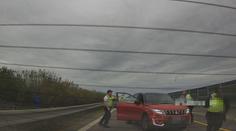 Agresivní muž u D11 vtrhl ženě do auta. Vyhodil ji a ujel po dálnici