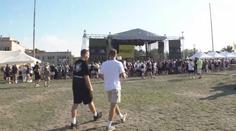 Dlouhé fronty v Praze. Influenceři Mariánek a Paul lákají na soutěž o auta i peníze