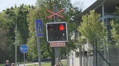 Mladíci ve Zlíně hazardovali se životem. Přelézali přes jedoucí vlak