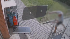 VIDEO: Naložil vodu a chtěl ji rozdávat. Nakonec rozmlátil obchod i několik aut
