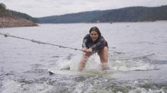 Moderátorka Novy si na Orlíku vyzkoušela wakesurfing. Byl to boj, smála se