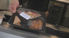 Stánek v Ústí nabízí levné obědy. Celé menu pořídíte za méně než stovku