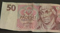 Češi mají doma půl miliardy v papírových 50. Přestanou platit