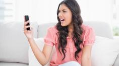 Kvůli telefonům spíme o hodinu míň! Vědci chtějí postelový mód