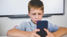 Škola určuje pravidla používání mobilů. Může ho učitel zabavit?