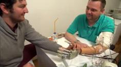 REVOLUČNÍ VYNÁLEZ: Muž získal cit ve speciální protéze ruky!