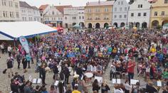 Vrcholem festivalu rekordů v Pelhřimově byl hromadný zpěv tisíce dětí
