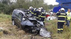 Mladík předjížděl v zatáčce a srazil se s dvěma auty! Čtyři zranění