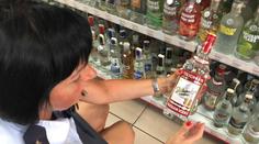 Pozor! V obchodech se objevila padělaná vodka! Testují závadnost