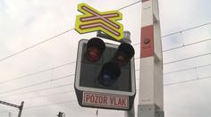 Řidič ignoroval červenou na přejezdu a projel závorami. Hledá ho policie