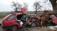 Příšerná nehoda: Řidič u Popovic se rozmlátil o strom
