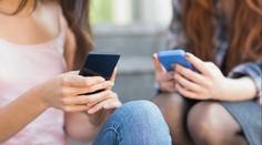EU zavede nová přísná pravidla pro mobily. Pomůže to bateriím, tvrdí