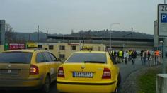 Taxikáři protestují už třetí den