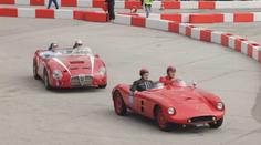 V Albánii se konal automobilový veletrh. Návštěvníky přilákal závod retro vozů