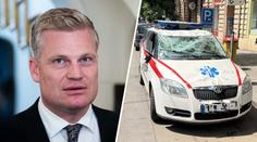Filip Turek boural v Praze. Zdravotnické auto po srážce skončilo na střeše