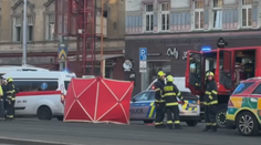 Tramvaj v Praze srazila ženu, pak ji ještě přejelo auto. Řidič z místa ujel