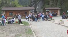 Skalní města nezvládají turisty z Polska. Policie opět zavírá hranici