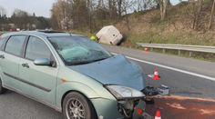 Tragický den na Benešovsku. Motorkář zemřel, opilý řidič způsobil pět zranění