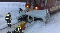 Auto vjelo pod rychlík. Dva lidé zemřeli