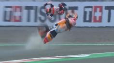 Šílený pád Marca Márqueze. Hvězda MotoGP musela letecky do nemocnice