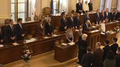 Nová Poslanecká sněmovna se poprvé sešla. Schůze začala rezignacemi