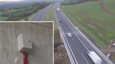 Práce na dálnici D8 finišují. Svah, který ji dříve zasypal, hlídají čidla