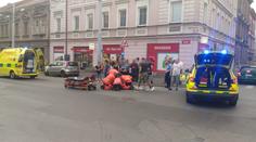 Neobvyklá nehoda v Plzni. Mladá žena za jízdy vypadla z auta