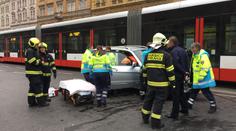 Srážka s tramvají: Po nehodě zůstali v autě zaklínění dva lidé