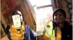 Kluci se kamarádům chlubili pistolí, skončilo to smrtí obou!
