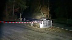 Tragédie na Plzeňsku. Po nárazu do mostku uhořel v autě člověk