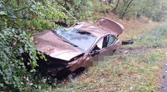 Na D7 auto proletělo svodidly. Skončilo zdemolované pod mostem